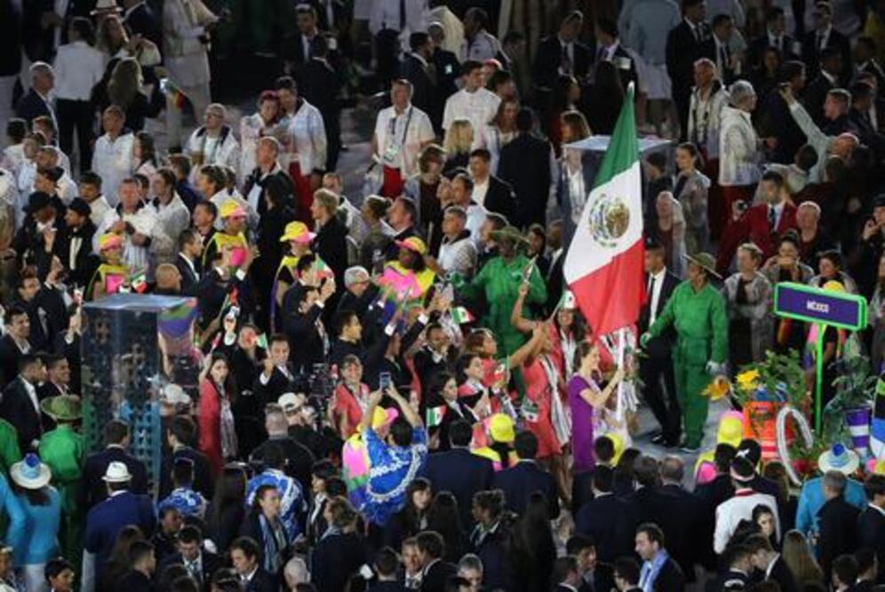 Brasileños reciben a México con ovación