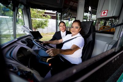 Capacitan a 620 mujeres para conducir unidades de Qrobús