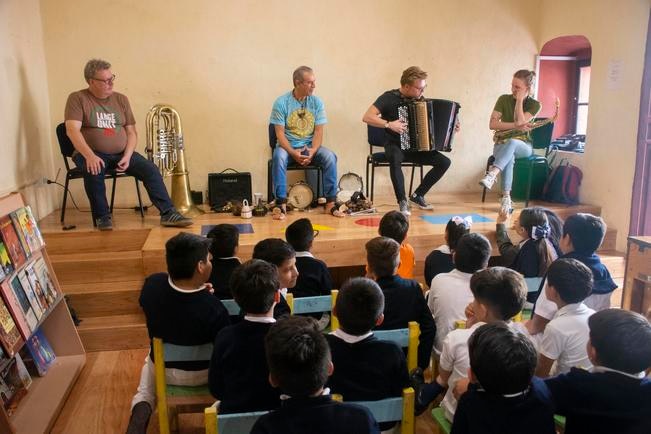 Large Unit visitó la Biblioteca Infantil del Museo de la Ciudad