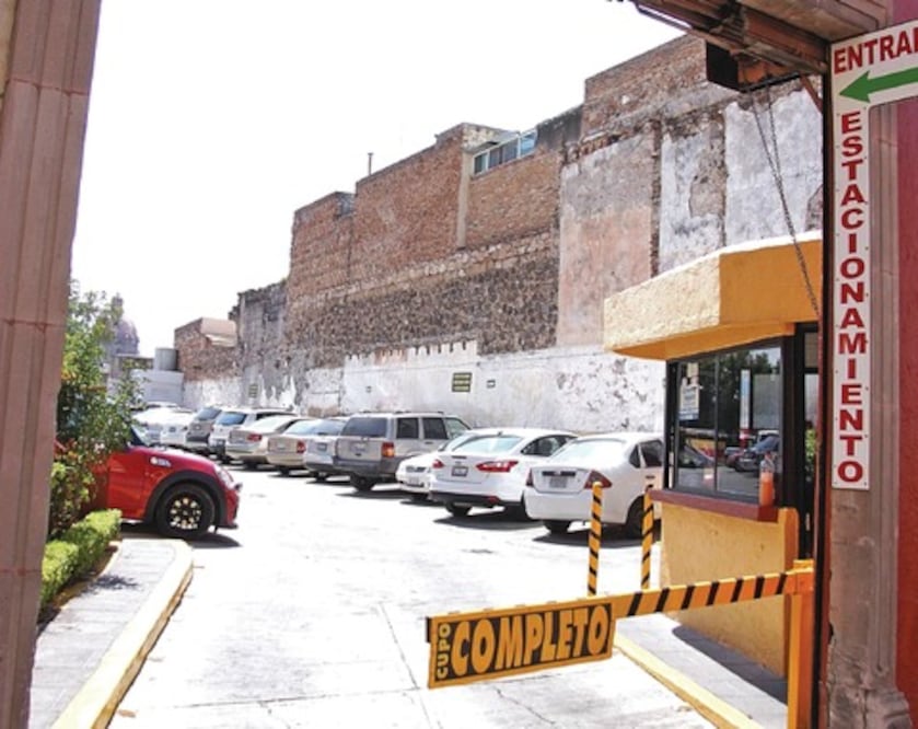 Regulan a valets y estacionamientos