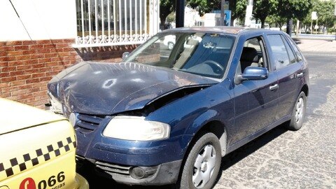      Frena camioneta y provoca percance