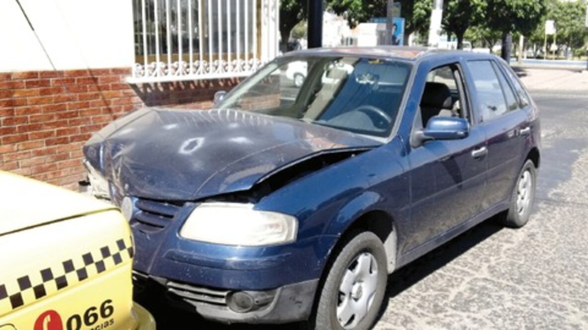 Frena camioneta y provoca percance