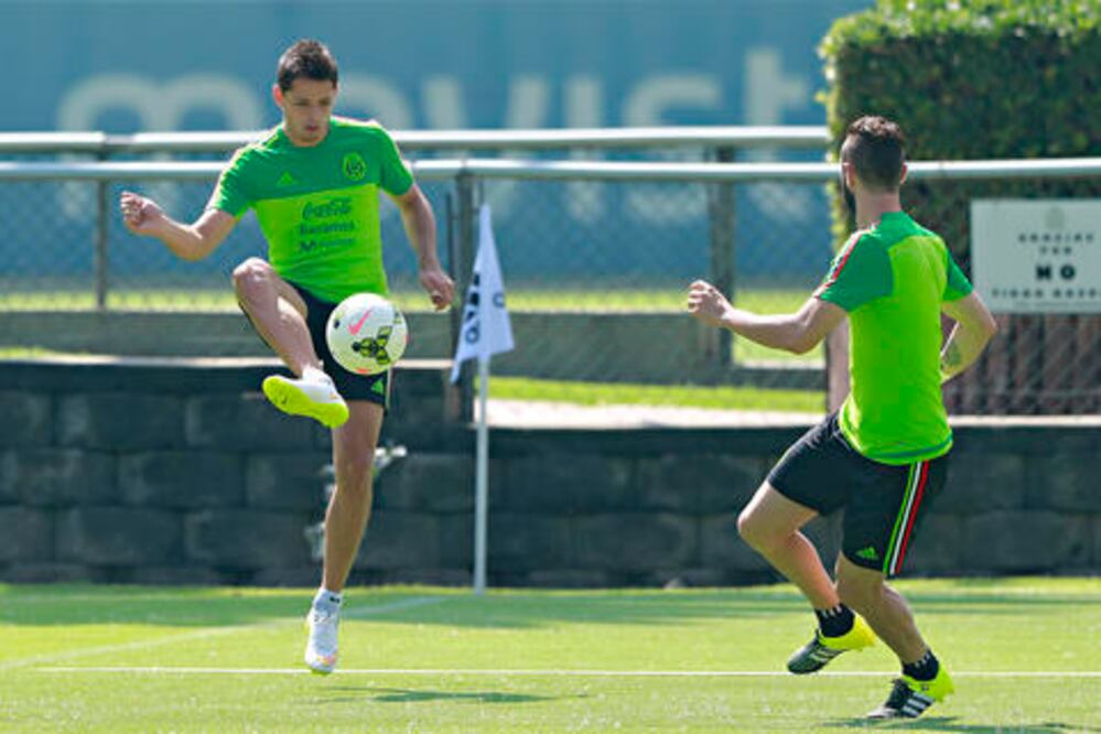 ‘Chicharito’ dice que  hubo confusión en declaraciones