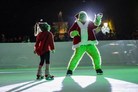 Así se vive ya la Navidad en Querétaro; con arbolitos, luces y pista de hielo 