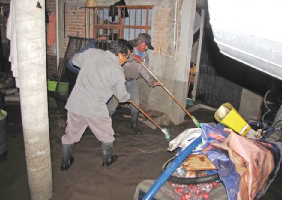 Afecta desbordamiento de canal a 3 colonias de la capital