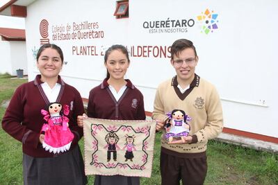 Estudiantes llevarán las muñecas artesanales de Amealco a Chile