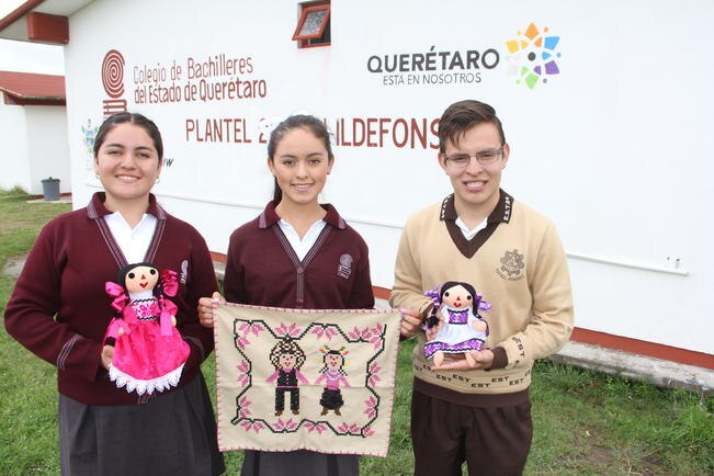 Estudiantes llevarán las muñecas artesanales de Amealco a Chile