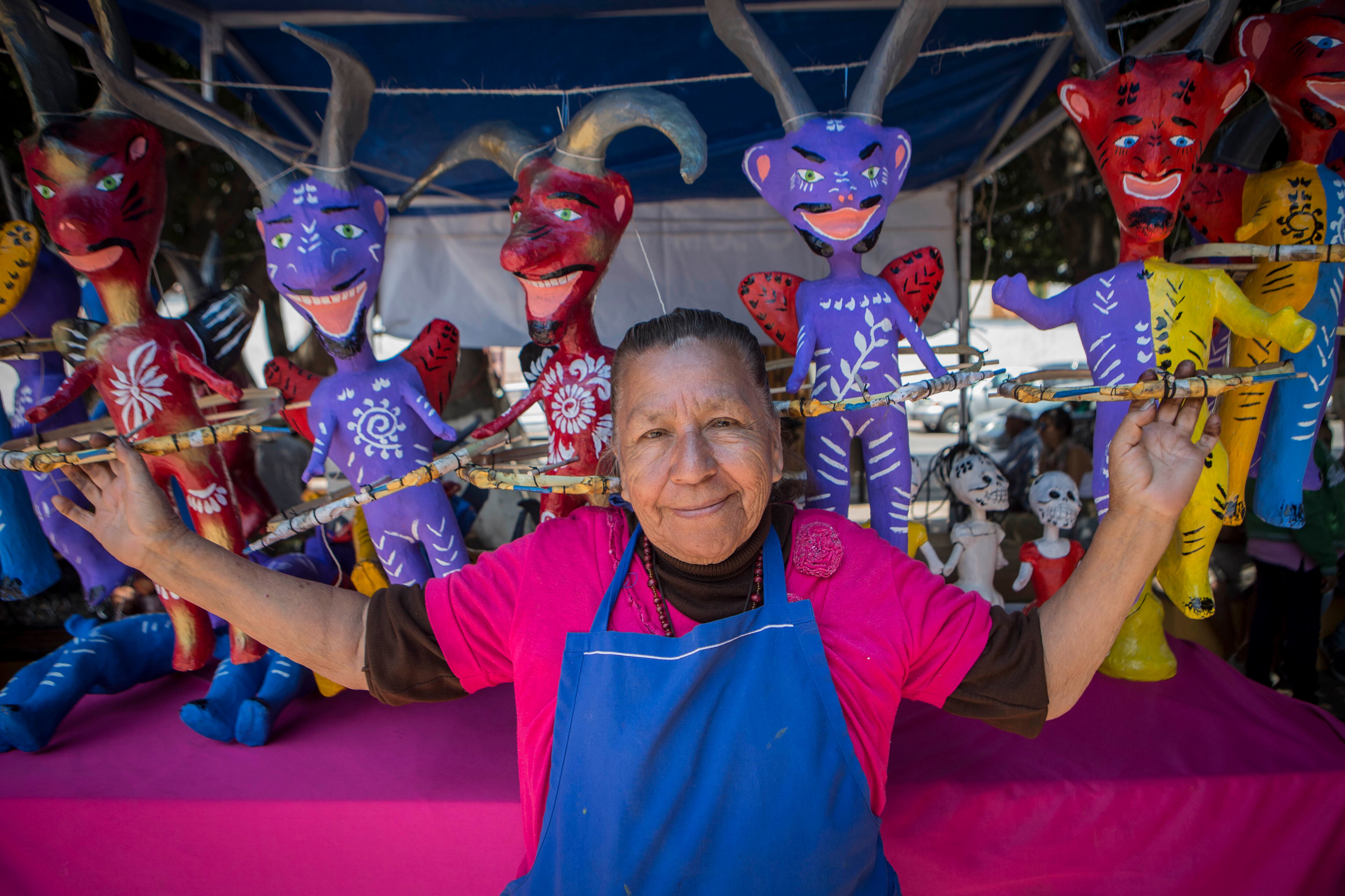 Tiene más de 52 años elaborando figuras de cartón