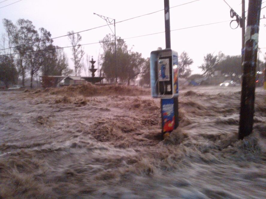 Fuerte aguacero provoca inundaciones en San Juan del Río