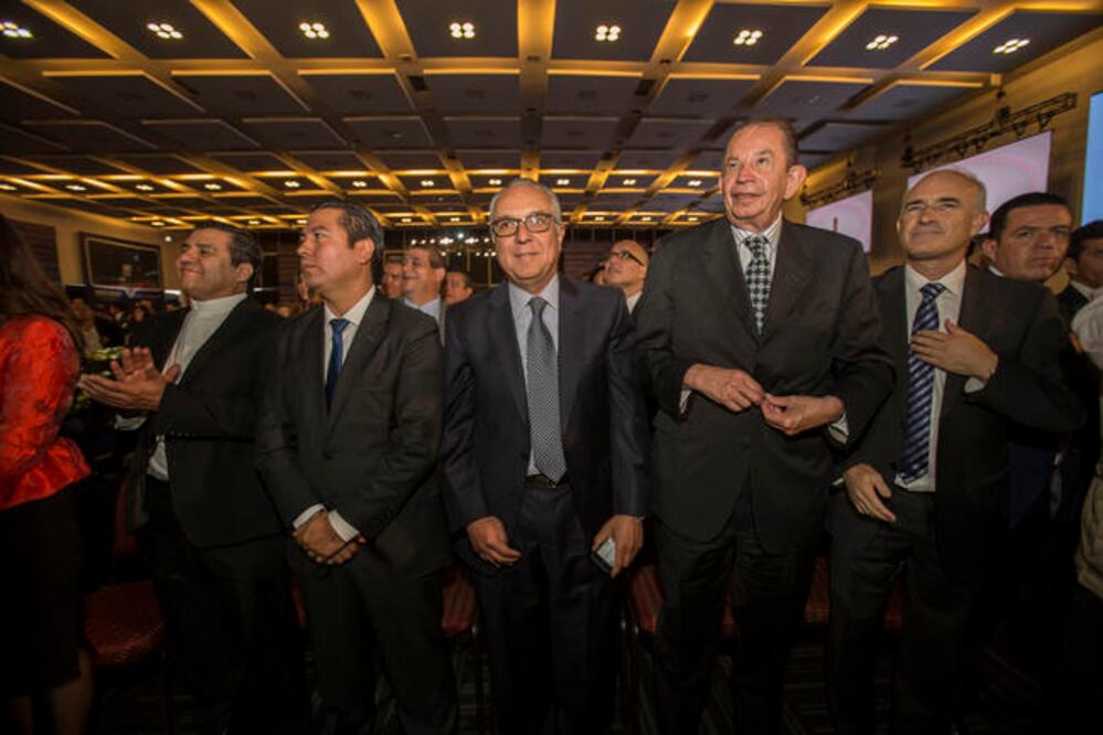 Asistieron el obispo de Querétaro, Faustino Armendáriz, el ex gobernador Ignacio Loyola y los ex alcaldes capitalinos Rolando García y Manuel González. (FOTOS: DEMIAN CHÁVEZ. EL UNIVERSAL)