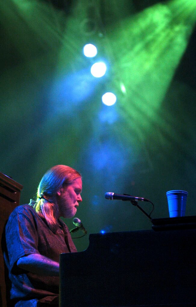 Muere Gregg Allman, pionero del rock sureño en EU
