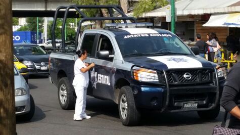 Auxilia policía estatal a usuarios