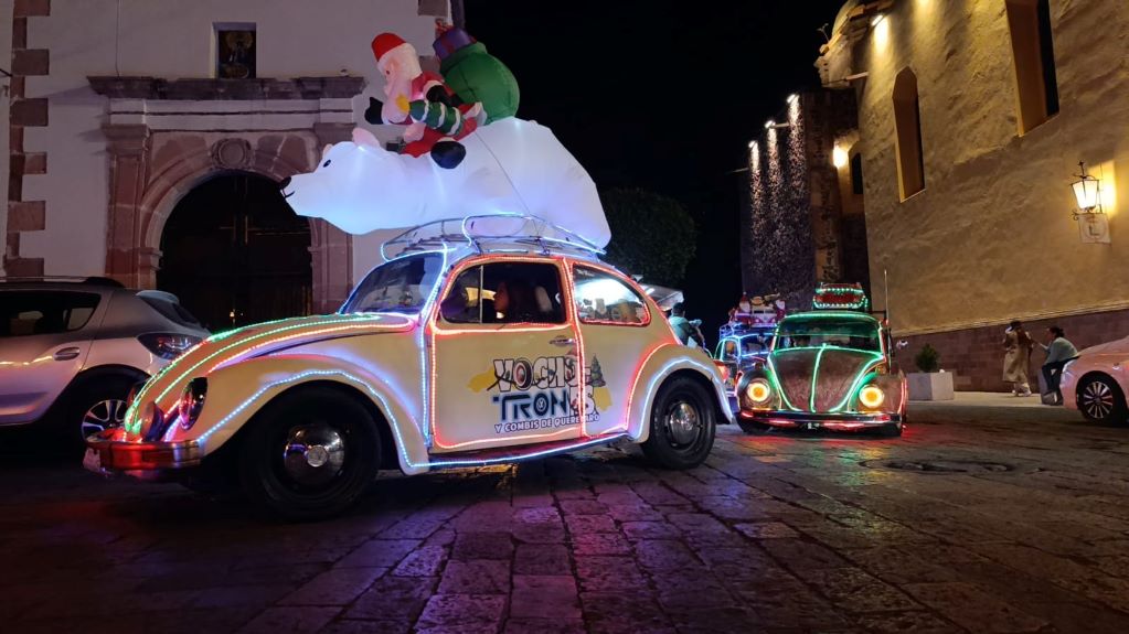 “Vocho-trones y combis”, un proyecto navideño con causa, ilumina las calles queretanas. Foto: Facebook Vocho-TRONES y Combis - Proyecto Navideño CLUB VW QRO