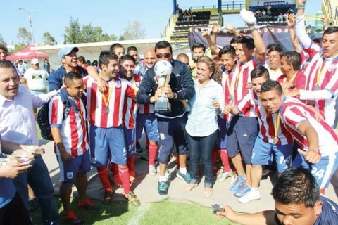 Se coronan en patio ajeno