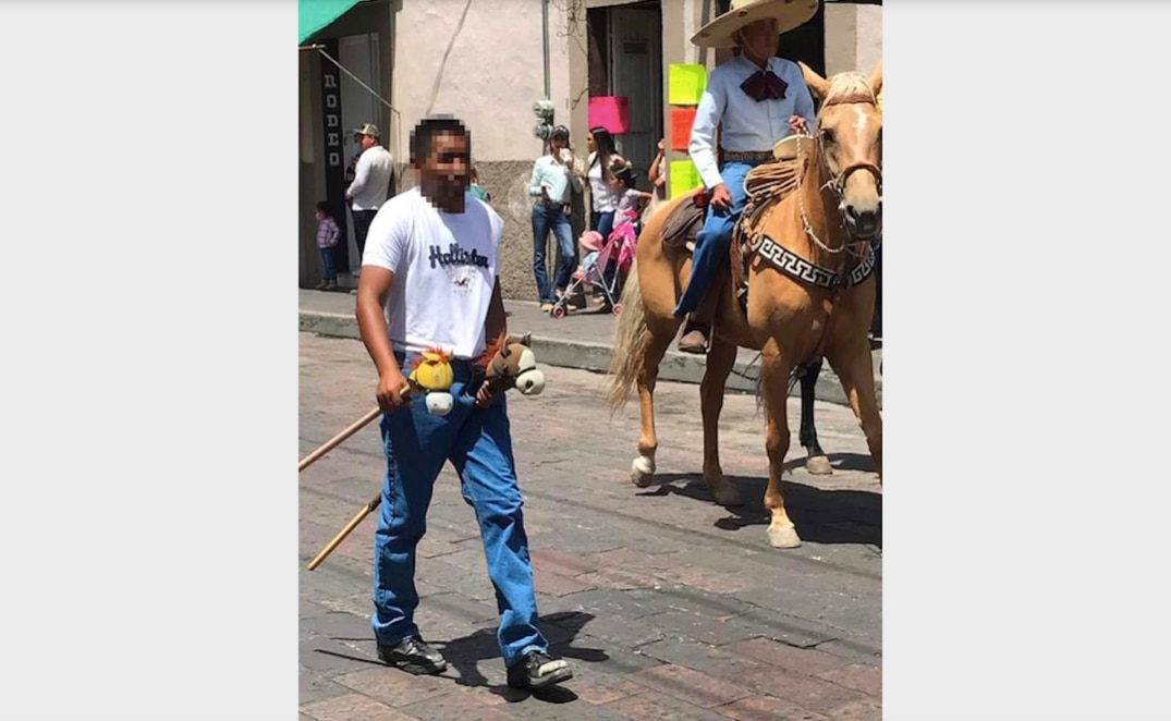 Video. Hombre se sube a caballitos de madera y se une a la cabalgata; se vuelve viral en Querétaro