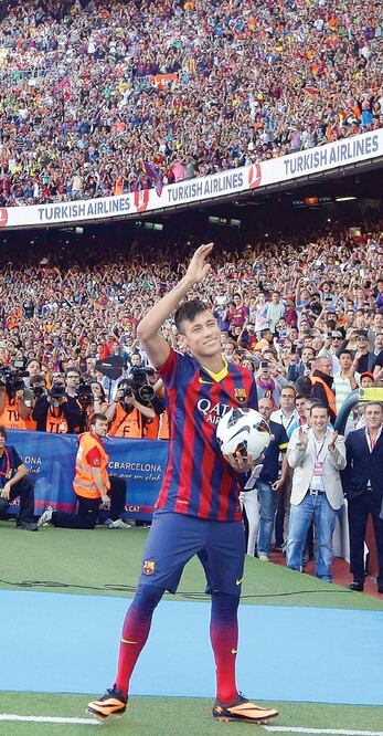 En su presentación, Neymar “mete gol”