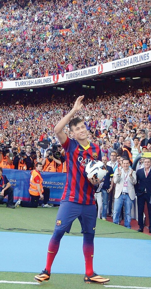 En su presentación, Neymar “mete gol”