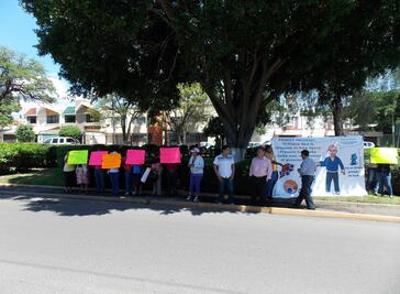 Se manifiestan en contra de Aguilar