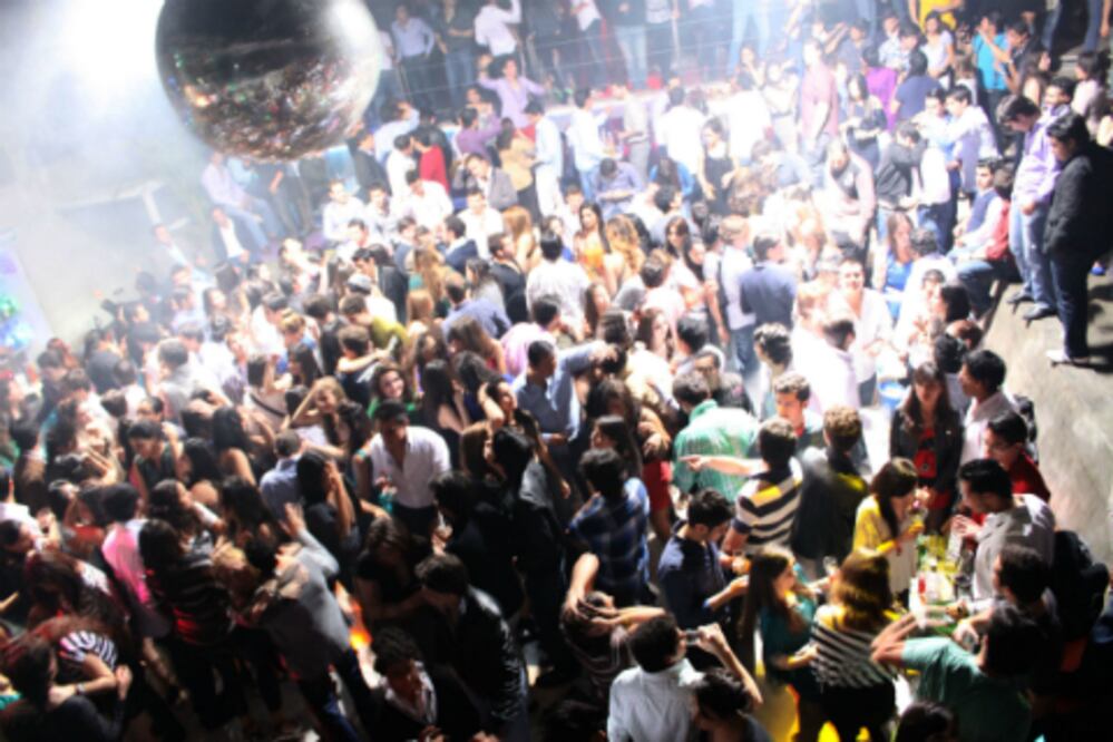 Descartan ampliar horario de bares