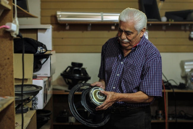 Don Raúl, experto en reparar bocinas