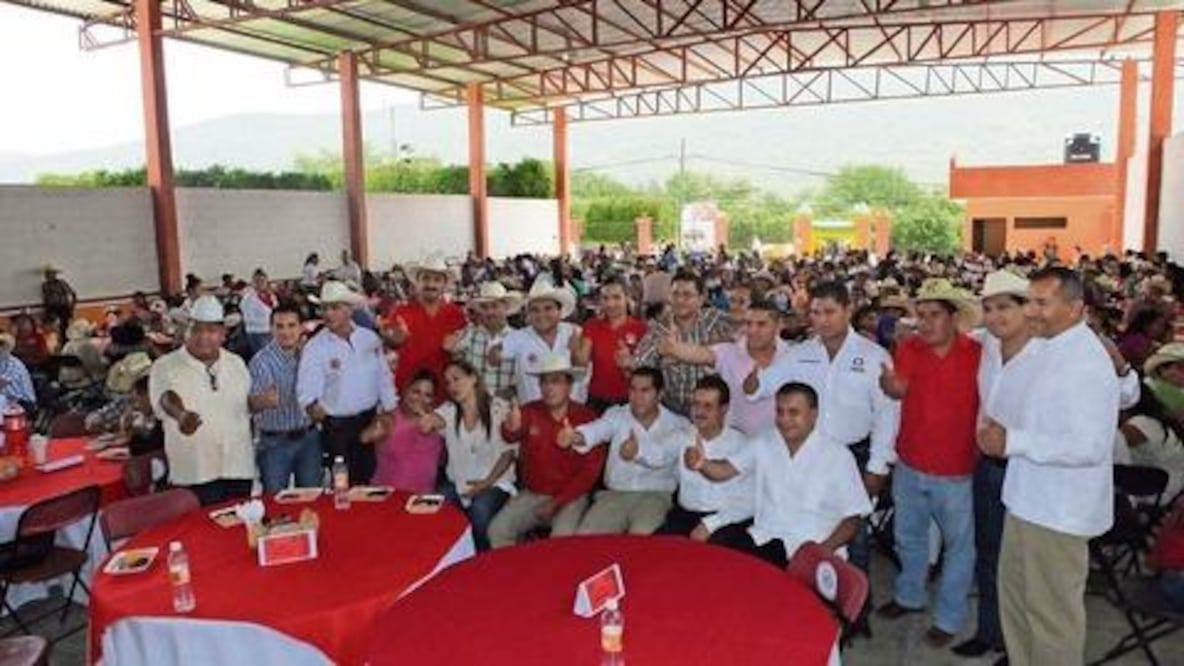 Campesinos muestran su apoyo al PRI