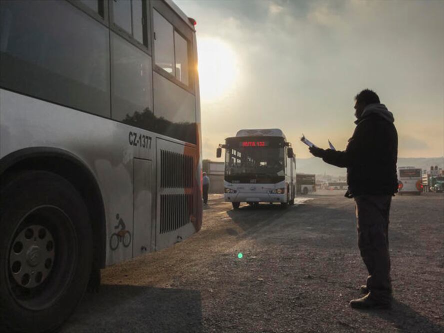 Un grupo de personas bloqueó la mañana de ayer una de las salidas de autobuses de la empresa Móvil Qrobús, ocasionando afectaciones en varias rutas que cubren la ciudad. Foto: DEMIAN CHÁVEZ. EL UNIVERSAL
