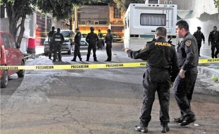 En la capital balean a dos sujetos al interior de un auto