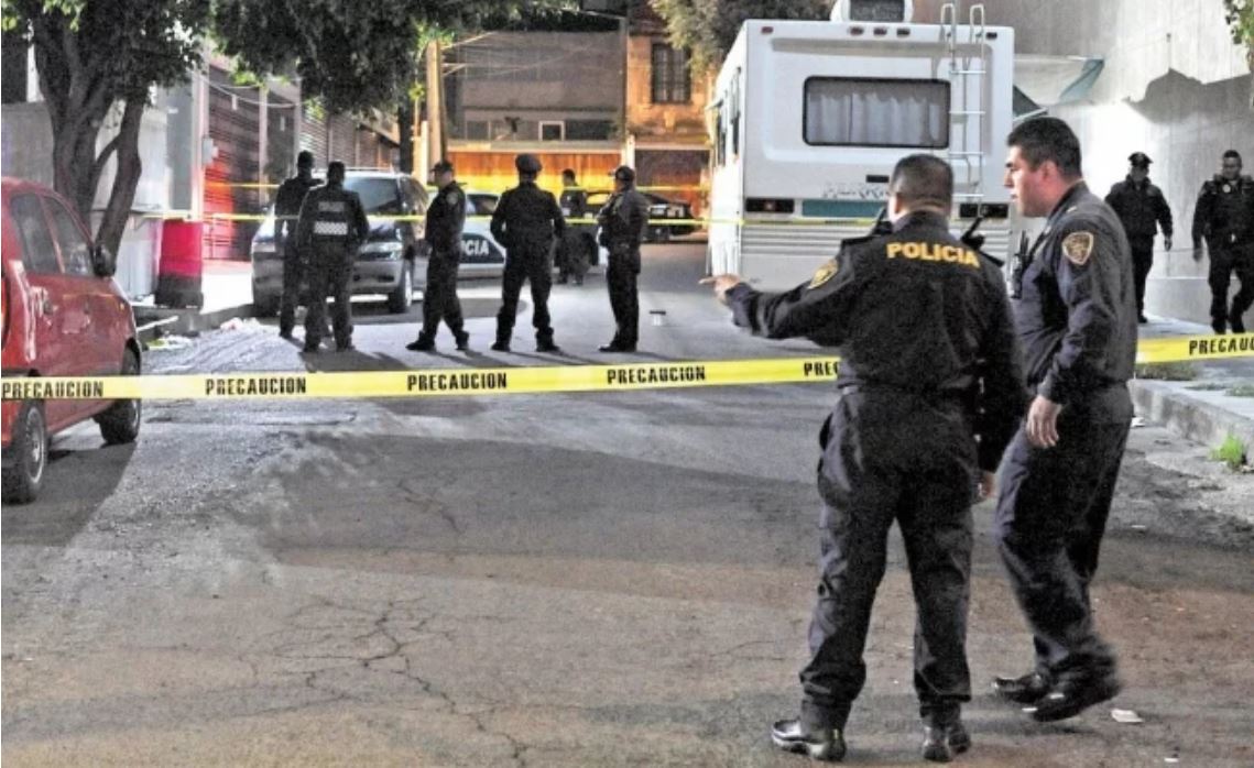 En la capital balean a dos sujetos al interior de un auto