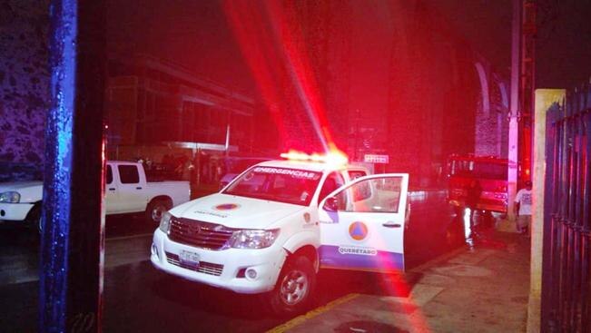Reportan caída de anuncio y de un árbol tras lluvias