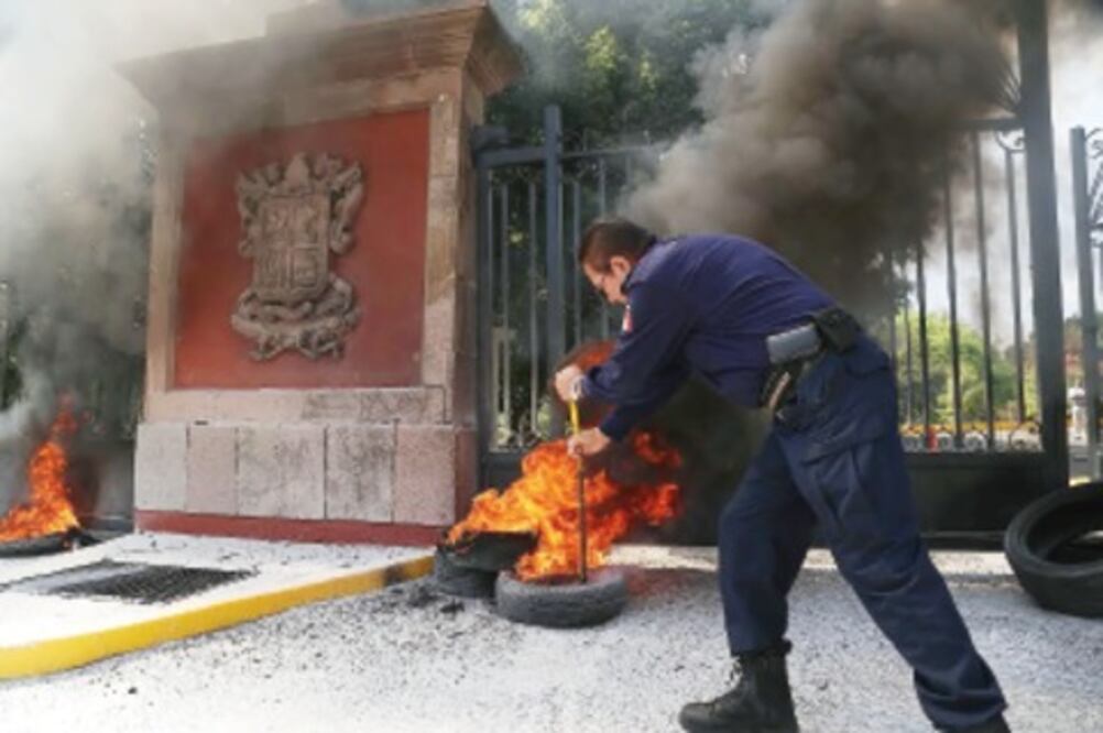 Normalistas queman llantas en protesta por visita de EPN