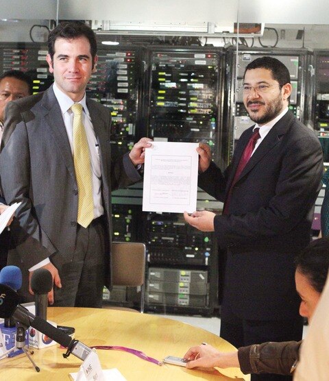 Entrega INE constancia a Morena