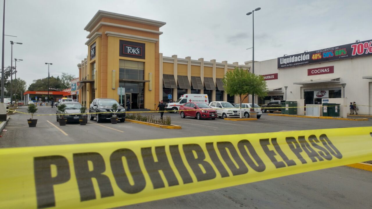 Balean a hombre en restaurante Toks en SJR