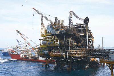 Pemex disminuye inversión física