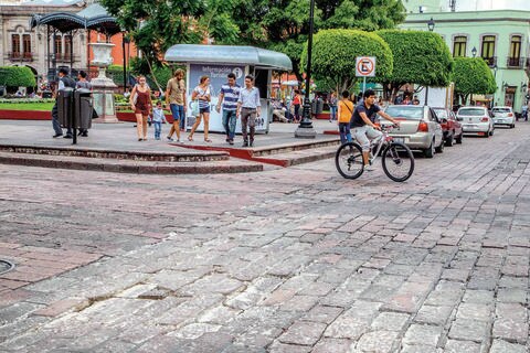 Plantean retirar adoquín del Centro