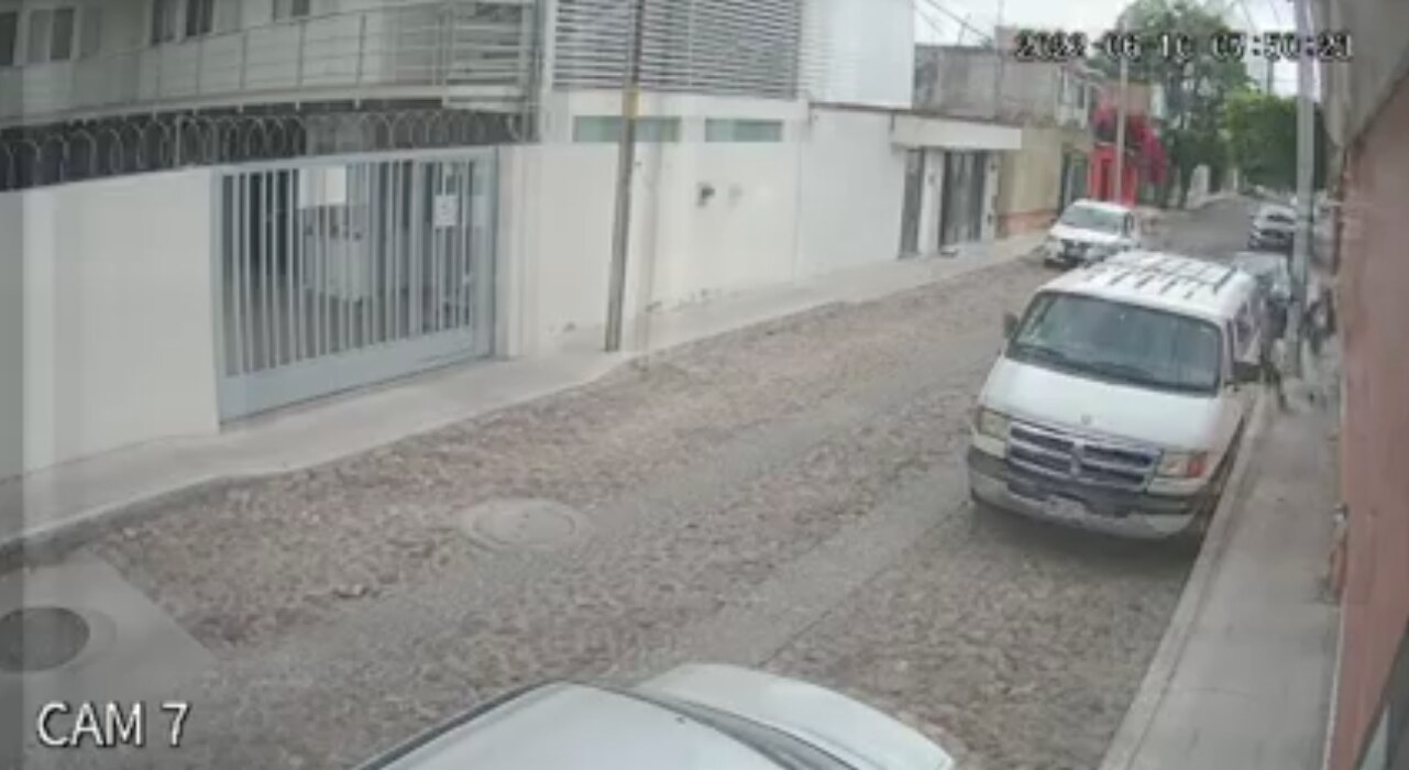 Video. Captan momento en que dos hombres estaban por agredir a una mujer en Querétaro