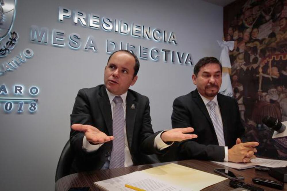 El diputado Gerardo Ángeles Herrera, presidente de la Mesa Directiva (izq.), explica que ahora tendrán que ejercer 36 millones de pesos menos; los cuales se suman a los más de 50 millones de pesos que ya se habían reducido en el primer año (VICTOR PICHAR)