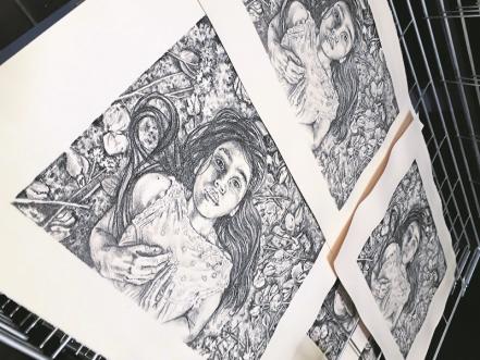 Hacen arte sobre lápidas de mármol