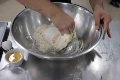 Naranja, azahar y azúcar, los ingredientes básicos del pan de muerto