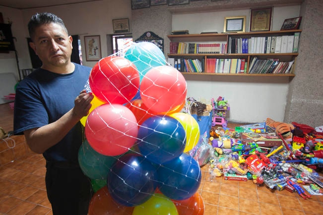 Dan una manita a los Reyes Magos                  