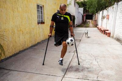 El Covid frenó su empleo y a su equipo de futbol