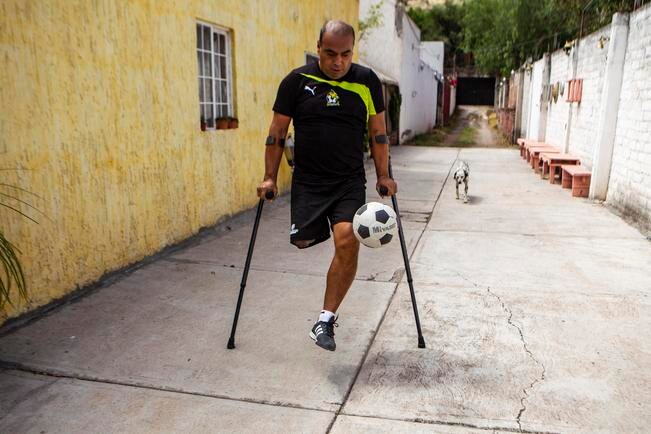 El Covid frenó su empleo y a su equipo de futbol