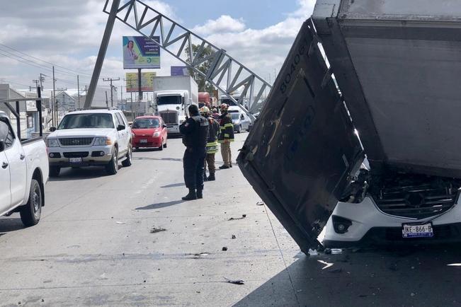 Se voltea tráiler en carretera federal 57