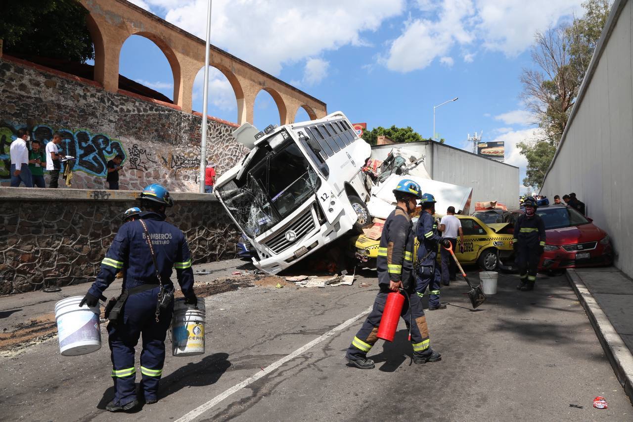 Tráiler se queda sin frenos y se lleva a su paso a 22 vehículos en la México-Querétaro