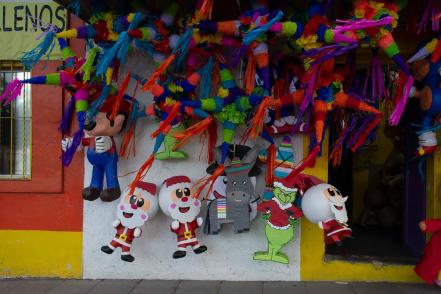 Compra tu piñata... artesanal y con sello queretano