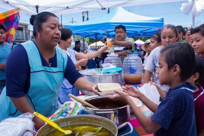 Usted ponga su hambre y nosotros el mole...