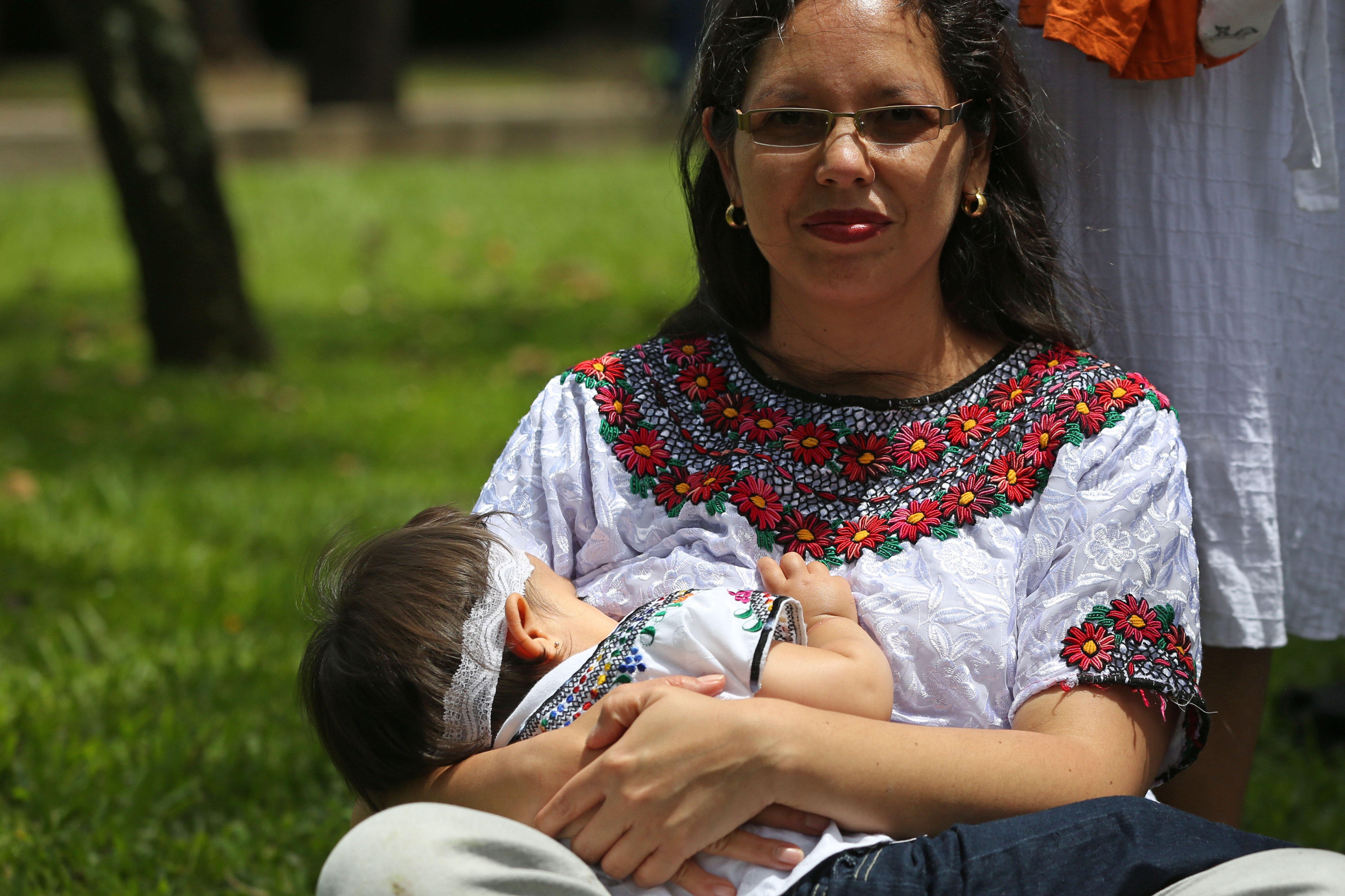 Madres guatemaltecas amamantan en público a sus hijos