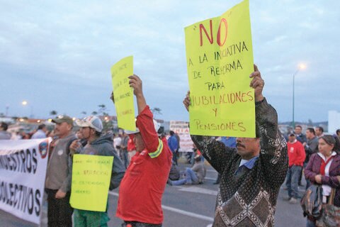 Burócratas buscan emplazar a huelga 