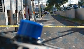 Hombre muere por aparente disparo autoinfligido al interior de una camioneta frente al Auditorio Josefa Ortiz de Domínguez