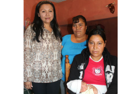 Mujer da a luz en la carretera