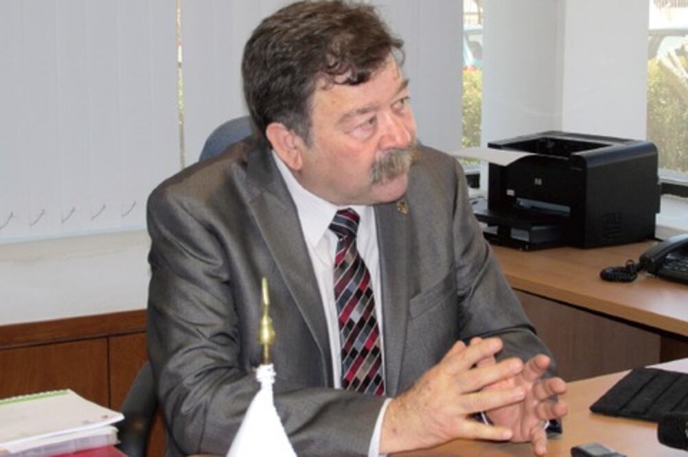 Frena crecimiento política económica